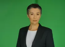 Elenei Vijulie îi aranjează bradul de Crăciun motanul Muţu, care „are păreri proprii despre locul globurilor”