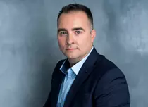 Rareș Năstase intră în lumea copiilor consumatori de droguri, duminică, la „România, te iubesc!”