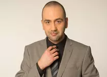 Luni, 27 mai, „Show de seară cu Viorel Dragu” pune lupa pe manele. Numai la Comedy Central