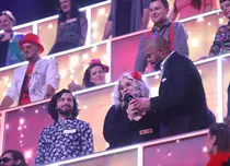 GALERIE FOTO. „Cântă acum cu mine”: Un electrician de 56 de ani a încercat să-i ridice în picioare pe cei 100