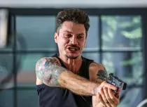 Leo are din ce în ce mai des viziuni cu Adrian, care îl întreabă: De ce m-ai omorât, de ce?!”