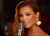 Elena Gheorghe va purta ţinute create special pentru ea la concertul de la Sala Palatului