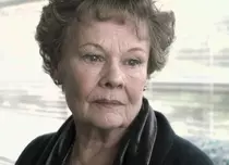 La 84 de ani, actrița Judi Dench luptă cu o maladie degenerativă: „Nu mai pot să citesc”