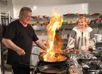 Ancăi Sigartău nu-i place să gătească, dar îl ajută pe Dinescu la bucătărie. Numai la „Politică şi delicateţuri”