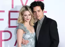 Lili Reinhart și Cole Sprouse, actorii din serialul „Riverdale” s-au despărțit
