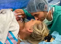 Primele imagini cu fetița nou-născută a cuplului Enrique Iglesias și Anna Kournikova