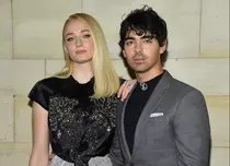Cum plănuiesc Joe Jonas și Sophie Turner să aniverseze un an de la căsnicie în autoizolare
