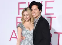 Lili Reinhart și Cole Sprouse, actorii din serialul „Riverdale”, s-au despărțit
