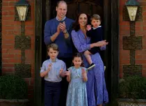 GALERIE FOTO. Prințul William și Kate au publicat fotografii cu prinţesa Charlotte care duce de mâncare persoanelor izolate