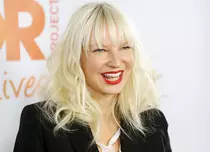 Sia a devenit mamă. Cântăreața australiană a anunțat că a adoptat doi adolescenți în vârstă de 18 ani