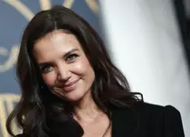 Katie Holmes nu se mai ascunde. Actrița a fost surprinsă în brațele noului partener