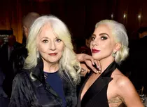 Lady Gaga și mama sa, Cynthia Germanotta, au scris o carte inspirată din problemele de sănătate din copilăria artistei