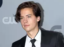 Cole Sprouse, din serialul „Riverdale”, iubește din nou. Cine este noua sa parteneră