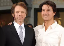 Tom Cruise și Jerry Bruckheimer, denumiți aviatori navali onorifici, înainte de premiera peliculei „Top Gun: Maverick”