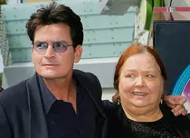 A murit Berta din „Doi bărbați și jumătate”. Cum a reacționat Charlie Sheen când a primit vestea tristă