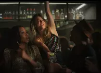 Când nu mai știi ce-ai făcut azi-noapte! Serialul „Însoțitoarea de zbor” e disponibil pe HBO GO