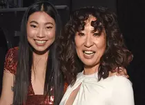 Sandra Oh şi Awkwafina vor fi surori într-o comedie Netflix