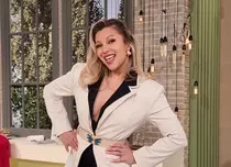 Lora, reacții puternice la vaccin:  „După rapel, m-am trezit cu migrene, febră 38, dar eu simțeam că ard mai tare”