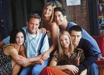 Cum a apărut cuplul Monica – Chandler în serialul-cult „Prietenii tăi”, difuzat integral de HBO