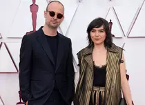 Prima apariție românească la Oscaruri. Ce designer a creat ținuta purtată de producătoarea „Colectiv”