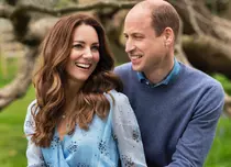 Ducii de Cambridge alături de cei trei copii în imaginea oficială de pe felicitarea de Crăciun