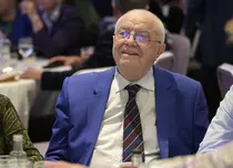 Alexandru Arșinel așteaptă turiștii la mare: cât costă o noapte de cazare în vila actorului