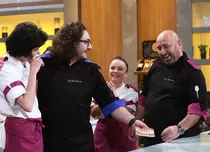 Chefi la cuțite. Chef Scărlătescu, criză de nervi pe platoul de filmare: „Tu te-apuci să-mi tai unt?! Ești nebun?!”