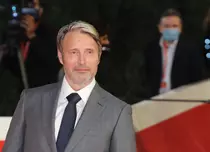 Ce spune Mads Mikkelsen despre rolul preluat de la Johnny Depp, din „Animale fantastice 3”
