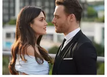 Kerem Bürsin și Hande Erçel au vorbit de iubirea lor! Când revine la turci serialul în care joacă, „Sen Çal Kapimi”