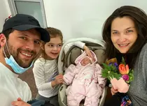 Adi Nartea, protagonistul serialului „Vlad”, și-a botezat fiica. Primele imagini de la eveniment