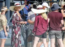 Au început filmările la „Knives Out 2”, în Grecia. Primele fotografii cu Kate Hudson și Daniel Craig