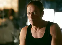Jean-Claude Van Damme ne dă întâlnire la Netflix, în comedia „Ultimul mercenar”
