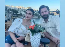 Cum îl tachinează Özge Yağız pe iubitul ei, Gökberk Demirci. Actorii din „Jurământul” se află în vacanță la Bodrum