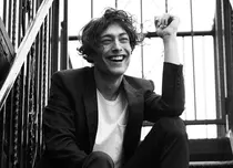 Cine este iubita lui Toto Dumitrescu. Fostul concurent „Te cunosc de undeva!” și frumoasa brunetă au plecat în Zanzibar