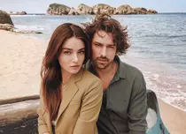 Ayça Ayşin Turan și Alp Navruz joacă împreună în serialul „Ada Masalı”