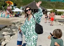 Cum arată Adela Popescu în costum de baie, la doar trei săptămâni după ce a născut