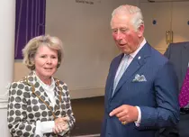 Au apărut primele imagini din noul sezon al serialului „The Crown”, cu Imelda Staunton în rolul reginei Elisabeta a II-a