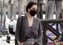 Angelina Jolie, ținută neașteptată pentru o plimbare în Veneția. Cine e alături de ea în orașul plutitor