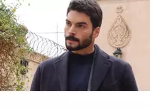 Ce bine vorbește engleza Akin Akinözü! Actorul din „Hercai” a povestit ce-a pățit după primul lui sărut