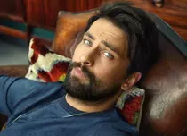 Onur Tuna, actorul cu cei mai frumoși ochi din Turcia, se întoarce pe micile noastre ecrane