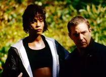 Se pregătește un remake după „Bodyguard”, cu Whitney Houston și Kevin Costner