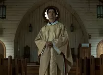 „Slujba de la miezul nopții” – un nou coșmar semnat de Mike Flanagan disponibil pe Netflix