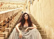 Cum arată Ebru Șahin („Hercai”) în noul ei serial. Primele imagini din culise