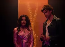 Sarah Shahi și Adam Demos, actorii din serialul „Sex/Life” de pe Netflix, formează un cuplu și în realitate