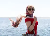 Au apărut primele imagini din „Inventing Anna/Inventând-o pe Anna”. Noul serial, făcut de Shonda Rhimes special pentru Netflix