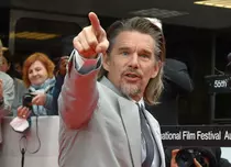 Ethan Hawke este fioros în noul său film, horrorul „The Black Phone”