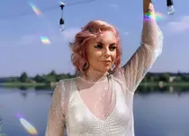 Eliza Natanticu a lansat prima melodie după Asia Express. A apărut în brațele unui actor în videoclipul piesei