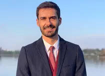 Primele imagini cu George Burcea din serialul Netflix „Wednesday”. Cum arată actorul în rolul valetului Lurch