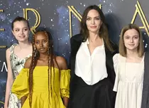 Shiloh, o nouă apariție strălucitoare pe covorul roșu. A reciclat una dintre rochiile Angelinei Jolie