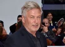„Isteric și dărâmat”. Alec Baldwin și-a anulat toate proiectele. Actorul, văzut alături de soțul victimei